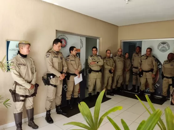 PM de Teixeira de Freitas entrega certificado aos policiais que se destacaram no serviço em 2022