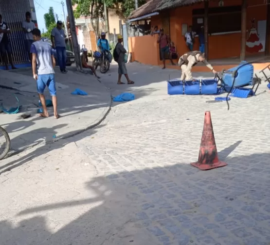 Vídeo- Revoltada com demora no atendimento mulher destrói Posto de Saúde em Trancoso