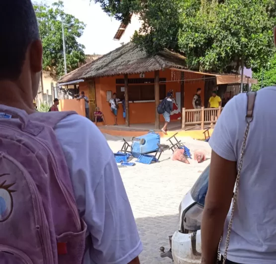 Vídeo- Revoltada com demora no atendimento mulher destrói Posto de Saúde em Trancoso