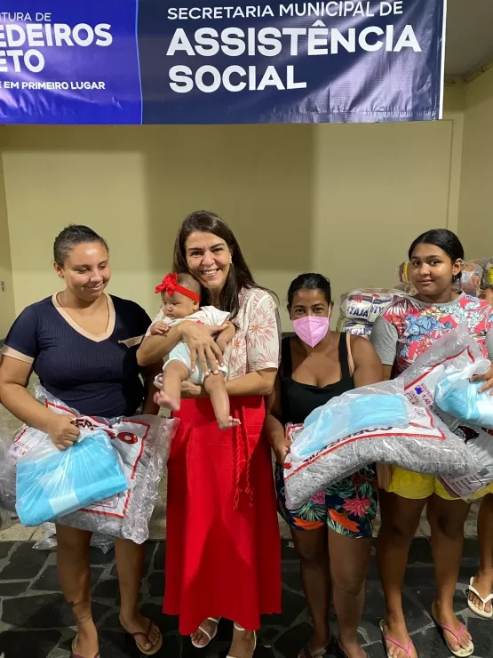 Prefeitura de Medeiros Neto  entrega de kits para famílias do Morro do Gato atingidas pelas chuvas 