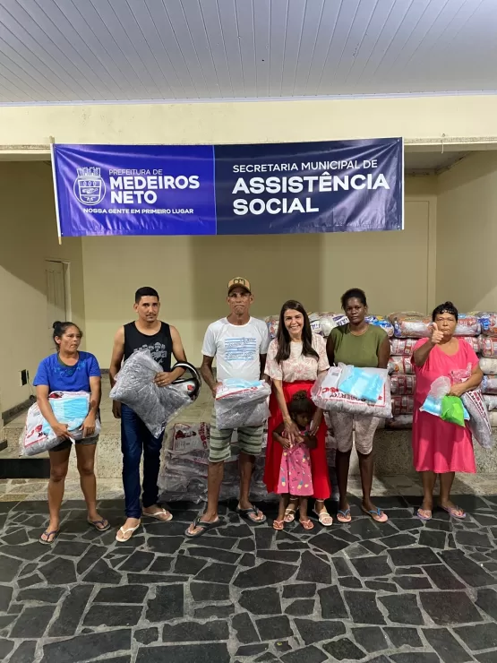 Prefeitura de Medeiros Neto  entrega de kits para famílias do Morro do Gato atingidas pelas chuvas 