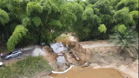 Prefeito Sílvio Ramalho acompanha os serviços de recuperação das estradas afetadas pelas  chuvas no município de Caravelas