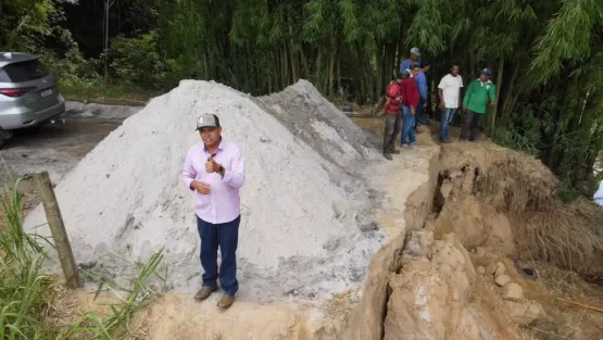 Prefeito Sílvio Ramalho acompanha os serviços de recuperação das estradas afetadas pelas  chuvas no município de Caravelas