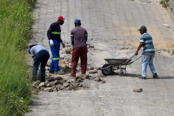 Prefeitura de Teixeira realiza recomposição da Avenida Bernardino Figueiredo