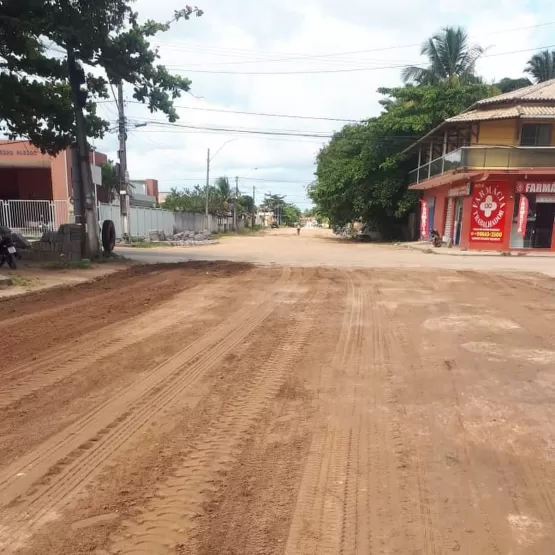 Secretaria de Obras de Nova Viçosa realiza recuperação de ruas após fortes chuvas 