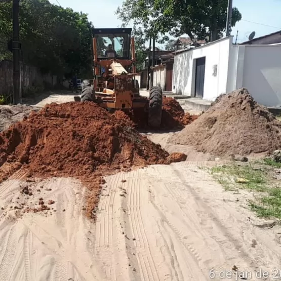 Secretaria de Obras de Nova Viçosa realiza recuperação de ruas após fortes chuvas 