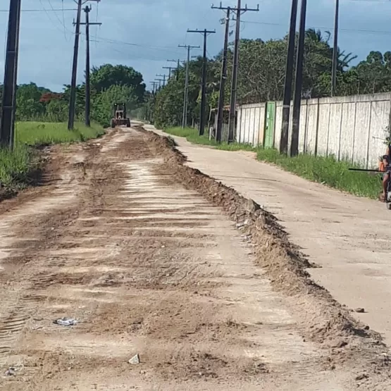 Secretaria de Obras de Nova Viçosa realiza recuperação de ruas após fortes chuvas 