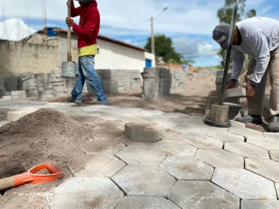 Medeiros Neto Mais Bonita e Mais Humana: Prefeitura dá continuidade a pavimentação no bairro Uldurico Pinto