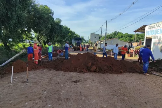 Prefeitura faz manutenção na rede de esgoto da Rua Olaria. Via vai receber asfalto em breve