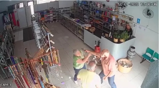 Idoso de 73 anos atira no cunhado de 70 após briga de irmãos por herança