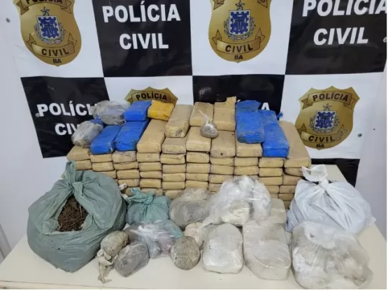 Quase 80 kg de drogas são apreendidos em tambores plásticos enterrados  em Eunápolis