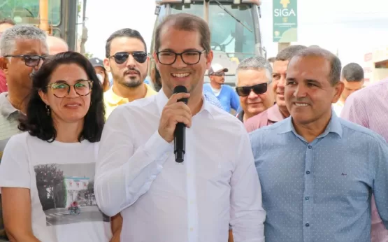 Prefeito de Teixeira de Freitas assina ordem de serviço para inicio da pavimentação da Avenida das Galáxias nesta quinta (12)