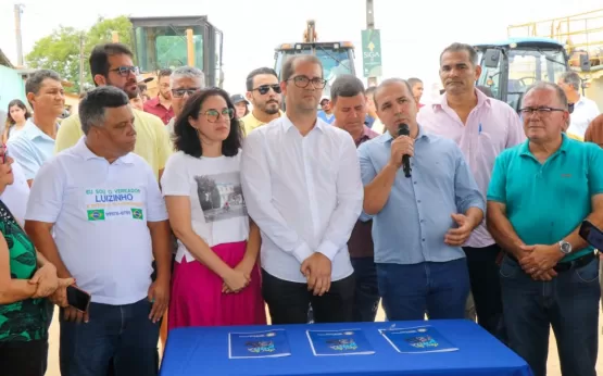 Prefeito de Teixeira de Freitas assina ordem de serviço para inicio da pavimentação da Avenida das Galáxias nesta quinta (12)