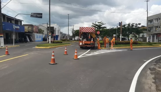 Trechos com asfaltamento já concluídos começam a receber sinalização horizontal em Mucuri