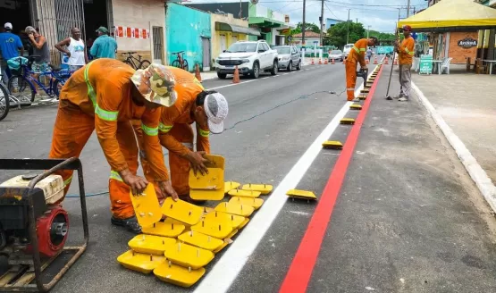 Trechos com asfaltamento já concluídos começam a receber sinalização horizontal em Mucuri