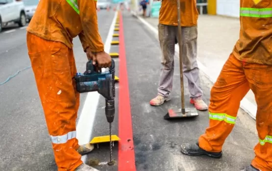 Trechos com asfaltamento já concluídos começam a receber sinalização horizontal em Mucuri