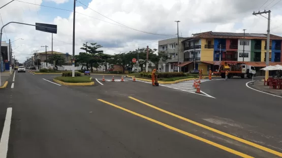 Trechos com asfaltamento já concluídos começam a receber sinalização horizontal em Mucuri