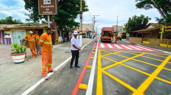 Trechos com asfaltamento já concluídos começam a receber sinalização horizontal em Mucuri