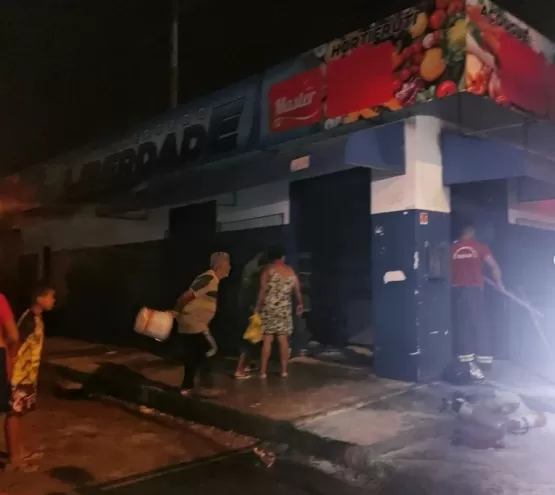 Supermercado é atingido por incêndio no Liberdade II em Teixeira de Freitas