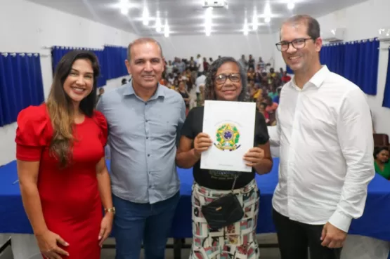 Secretaria de Habitação realiza a entrega de títulos de propriedade para moradores de bairros teixeirenses