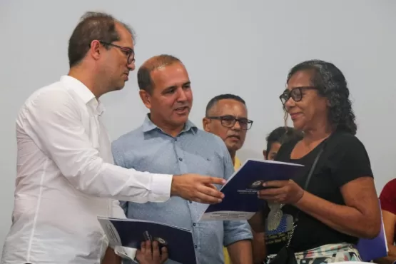 Secretaria de Habitação realiza a entrega de títulos de propriedade para moradores de bairros teixeirenses