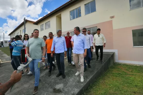 Ministro Rui Costa e Jerônimo Rodrigues vistoriam residenciais do Minha Casa, Minha Vida na Bahia