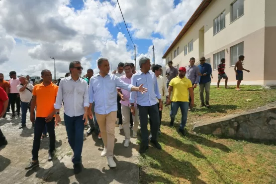 Ministro Rui Costa e Jerônimo Rodrigues vistoriam residenciais do Minha Casa, Minha Vida na Bahia