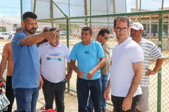 Prefeito acompanha construção de praça em Teixeira de Freitas; confira