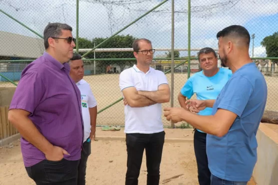 Prefeito acompanha construção de praça em Teixeira de Freitas; confira