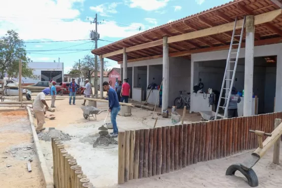 Prefeito acompanha construção de praça em Teixeira de Freitas; confira