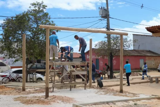 Prefeito acompanha construção de praça em Teixeira de Freitas; confira