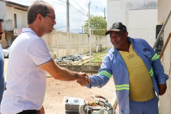 Prefeito acompanha construção de praça em Teixeira de Freitas; confira