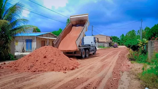 Prefeitura de Prado intensifica ações de recuperação de estradas em Cumuruxatiba