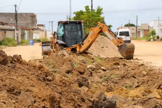 Teixeira de Freitas - Avenida das Galáxias está em fase inicial do serviço de pavimentação