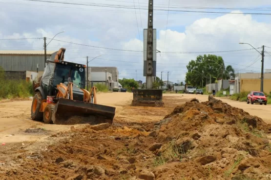 Teixeira de Freitas - Avenida das Galáxias está em fase inicial do serviço de pavimentação