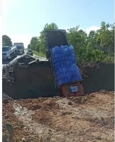 Vídeos -Caminhão carregado com galões d’água que seguia para Caravelas cai em cratera na BA 290 em Alcobaça