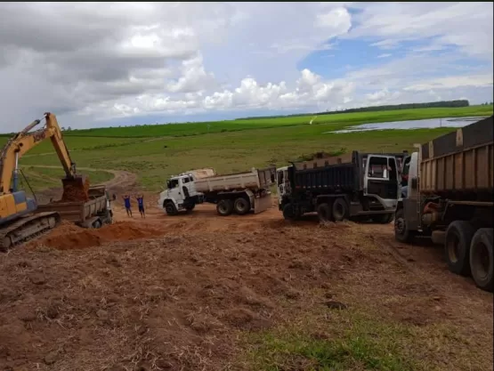 Prefeitura de Medeiros Neto realiza força-tarefa para recuperar estradas após fortes chuvas