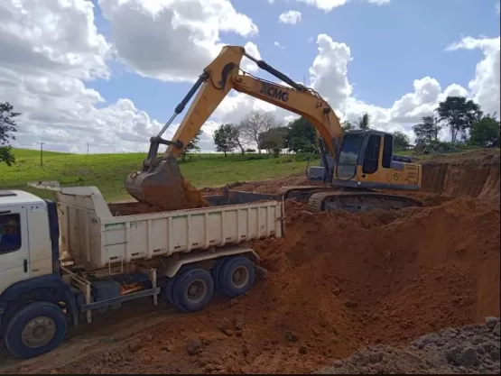 Prefeitura de Medeiros Neto realiza força-tarefa para recuperar estradas após fortes chuvas