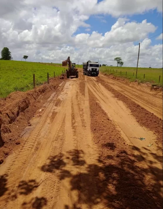 Prefeitura de Medeiros Neto realiza força-tarefa para recuperar estradas após fortes chuvas