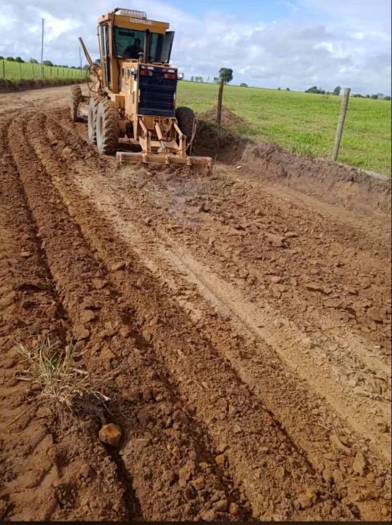 Prefeitura de Medeiros Neto realiza força-tarefa para recuperar estradas após fortes chuvas