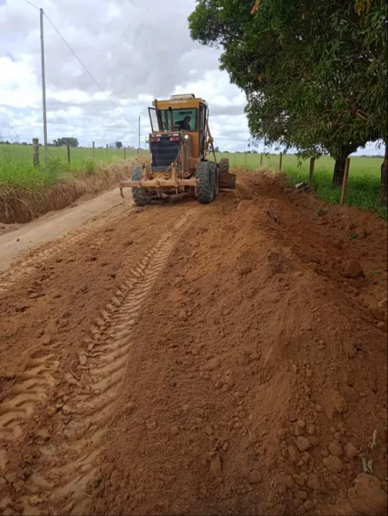 Prefeitura de Medeiros Neto realiza força-tarefa para recuperar estradas após fortes chuvas