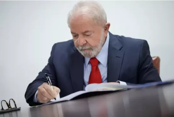 Lula mantém salário mínimo em R$ 1.302 e monta grupo para discutir 'nova política'