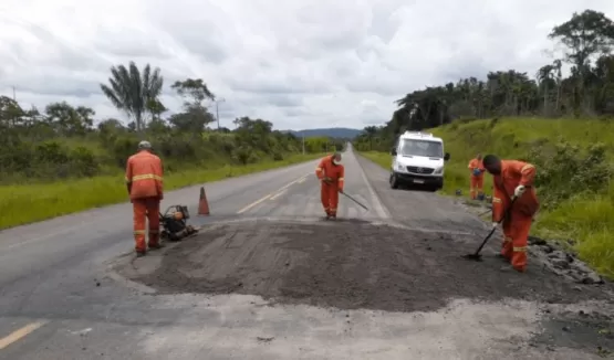 Seinfra reforça equipe de manutenção na BA - 489 que liga Itamaraju a Alcobaça. A obra está sendo executada pelo   Consórcio Construir