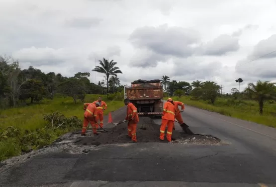 Seinfra reforça equipe de manutenção na BA - 489 que liga Itamaraju a Alcobaça. A obra está sendo executada pelo   Consórcio Construir