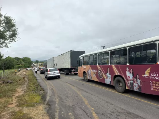 Seinfra reforça equipe de manutenção na BA - 489 que liga Itamaraju a Alcobaça. A obra está sendo executada pelo   Consórcio Construir