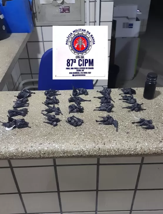 PM apreende 100 papelotes de cocaina em Teixeira de Freitas
