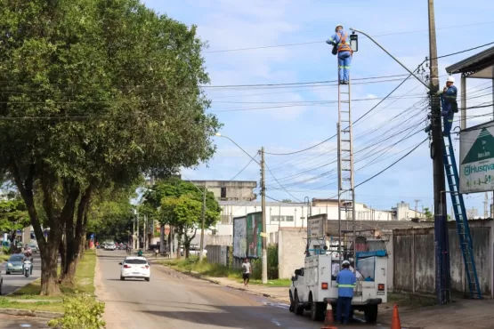 Prefeitura instala luminárias de LED na Avenida São Paulo em Teixeira de Freitas