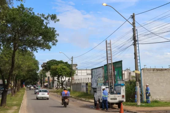 Prefeitura instala luminárias de LED na Avenida São Paulo em Teixeira de Freitas