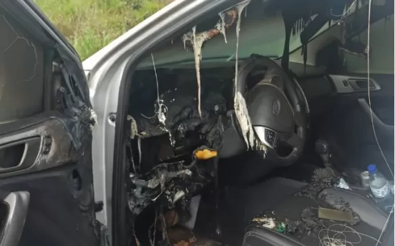 Caminhonete fica ‘derretida’ por dentro após ser atingida por raio em rodovia de Goiás; vídeo mostra estragos