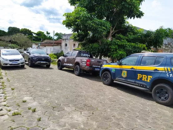 BR 101 - Operação conjunta entre CAEMA e PRF apreendem veículos roubados e arma de fogo em Mucuri
